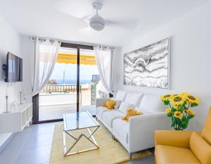 Telewizja i/lub zestaw kina domowego w obiekcie BuenaVista Sunflower Apartment in Playa La Arena