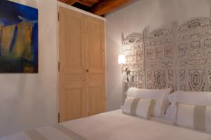 1 dormitorio con 1 cama y puerta de madera en La Maison Debourg, en Lyon