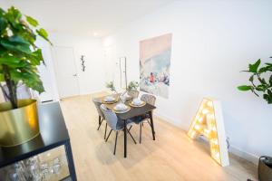 een eetkamer met een tafel met stoelen en een spiegel bij Admiringly 1 Bedroom Serviced Apartment 56m2 -NB306A- in Rotterdam