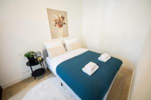 um quarto com uma cama com duas toalhas em Admiringly 1 Bedroom Serviced Apartment 56m2 -NB306A- em Roterdã