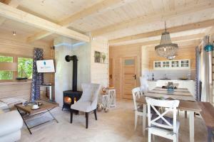 a kitchen and dining room with a table and a stove at SeaUSasino - Luksusowe Drewniane Domy z Kominkami in Sasino