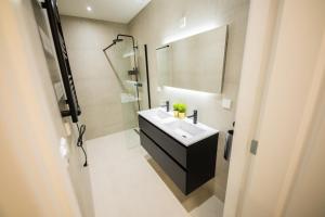 een badkamer met een wastafel en een spiegel bij Admiringly 1 Bedroom Serviced Apartment 56m2 -NB306A- in Rotterdam