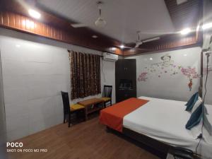 Hotel Geetanjali St Bus Stand Panvel客房内的一张或多张床位