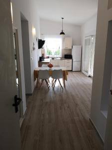 - une cuisine et une salle à manger avec une table et des chaises dans l'établissement Apartment Nada 2, à Malinska