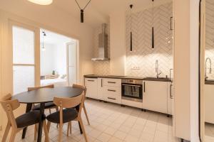 Kuchyňa alebo kuchynka v ubytovaní The Palm Springs Apartment + 8 fotografií