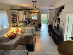 ein Wohnzimmer mit Sofa und Tisch in der Unterkunft Nikiti Palataki in Nikiti
