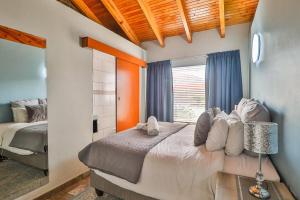um quarto com uma cama grande e uma janela em Rudman Townhouses Self-catering Accommodation em Boksburg