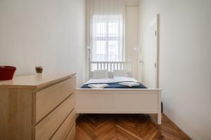 A bed or beds in a room at Lonyay Grand Central