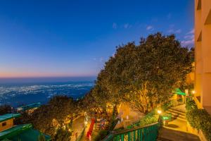 una vista desde un edificio por la noche en Sterling Mussoorie, en Mussoorie