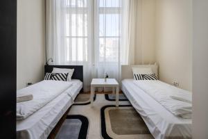 A bed or beds in a room at Lonyay Grand Central