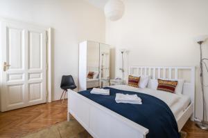 A bed or beds in a room at Lonyay Grand Central