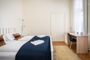 A bed or beds in a room at Lonyay Grand Central