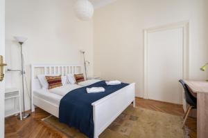 A bed or beds in a room at Lonyay Grand Central