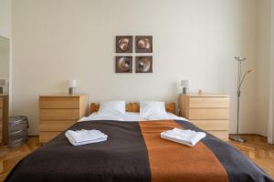 A bed or beds in a room at Lonyay Grand Central
