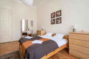 A bed or beds in a room at Lonyay Grand Central