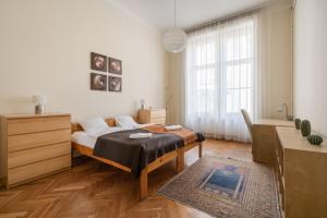 A bed or beds in a room at Lonyay Grand Central