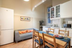 A kitchen or kitchenette at Lonyay Grand Central Még 26 kép