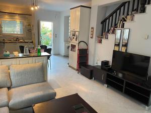 ein Wohnzimmer mit Sofa und Fernseher in der Unterkunft Nikiti Palataki in Nikiti