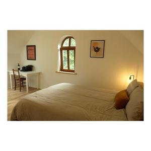 - une chambre avec un lit, une table et une fenêtre dans l'établissement Dromdiah Lodge, à Killeagh