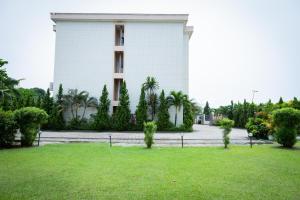 Hotel Hibiscus Blvd Triomphal外面的花园