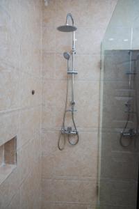 Hotel Hibiscus Blvd Triomphal的一间浴室