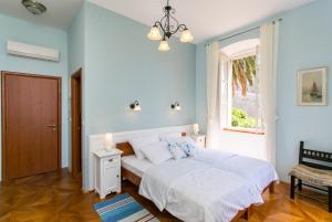sypialnia z łóżkiem i oknem w obiekcie Rooms Posat w Dubrowniku
