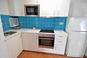 Cucina o angolo cottura di LETS HOLIDAYS Apartment for 6 people 1 min walking to the beach