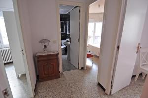 um corredor com uma porta que leva a uma casa de banho em LETS HOLIDAYS Apartment for 6 people 1 min walking to the beach em Tossa de Mar