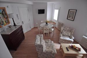uma sala de estar com mesa e cadeiras em LETS HOLIDAYS Apartment for 6 people 1 min walking to the beach em Tossa de Mar