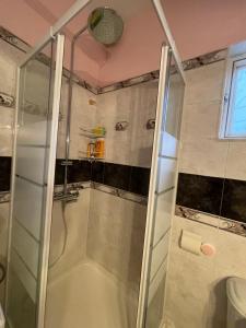 eine Dusche mit Glastür im Badezimmer in der Unterkunft Nikiti Palataki in Nikiti + 51 Fotos