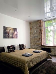 een slaapkamer met een bed met twee handdoeken erop bij Vabriku 6 Apartment with sauna in Rakvere