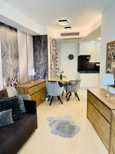 Televízia a/alebo spoločenská miestnosť v ubytovaní Spa Residence Carbona Hévíz Apartments KAKADU 203 B