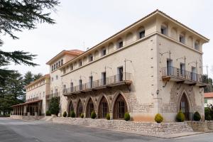 un gran edificio con balcones en un lateral en Parador de Teruel, en Teruel