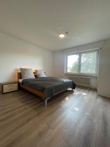 1 dormitorio con cama y ventana grande en Ferien & Monteurwohnung in Bohmte-Hunteburg, en Bohmte