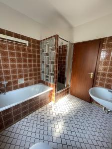 y baño con bañera, aseo y lavamanos. en Ferien & Monteurwohnung in Bohmte-Hunteburg, en Bohmte