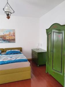 ein Schlafzimmer mit einem Bett, einem Schrank und einem Tisch in der Unterkunft Ferienwohnung in Cottbus-Klein Ströbitz Nähe Badesee in Cottbus