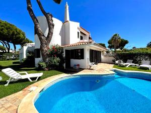 Villa con piscina frente a una iglesia en Vilamoura Traditional Villa with Pool by Homing, en Vilamoura