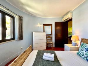En eller flere senge i et værelse på Vilamoura Traditional Villa with Pool by Homing