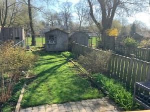 un patio trasero con una valla y un patio en An independent beach retreat steps from the lake and right in the city en Toronto