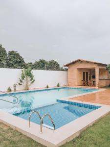 una piscina en el patio trasero de una villa en Mansão Beberibe en Beberibe