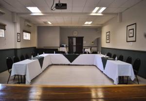ein großes Zimmer mit Tischen und Stühlen in der Unterkunft Diggers Inn in Francistown