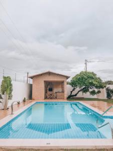 una gran piscina frente a una casa en Mansão Beberibe en Beberibe