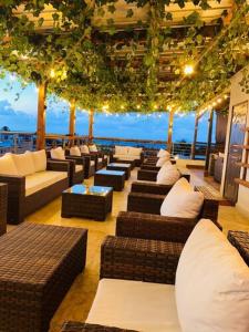 サン・フェリペ・デ・プエルト・プラタにあるHotel Relojのソファとテーブル付きのラウンジ、海の景色を望む