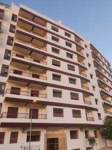 un grand bâtiment blanc avec des balcons dans l'établissement Les Belles Residences E, à Tanger 39 autres photos