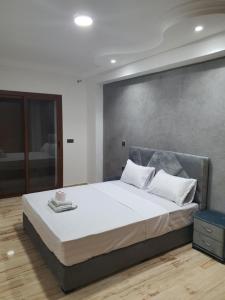 une chambre avec un grand lit avec des draps blancs dans l'établissement Les Belles Residences E, à Tanger