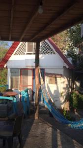 - un hamac en face d'une maison dans l'établissement Hostal Cabañas Don Jorge, à Puerto Baquerizo Moreno