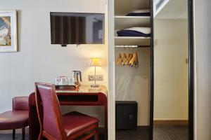 TV a/nebo společenská místnost v ubytování Hotel Opéra d'Antin