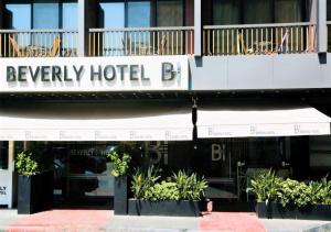 een hotelgebouw met een bord waarop staat: Beverly hotel bl bij Beverly Hotel Beirut in Beiroet