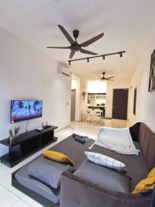 ein Wohnzimmer mit einem Sofa und einem Deckenventilator in der Unterkunft 4 Traders Garden 1 Bedroom Pool View Netflix WiFi in Cheras