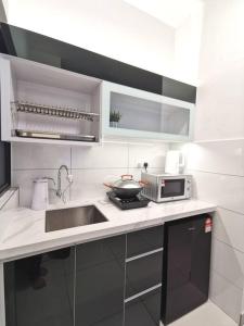 Kuchyň nebo kuchyňský kout v ubytování 4 Traders Garden 1 Bedroom Pool View Netflix WiFi